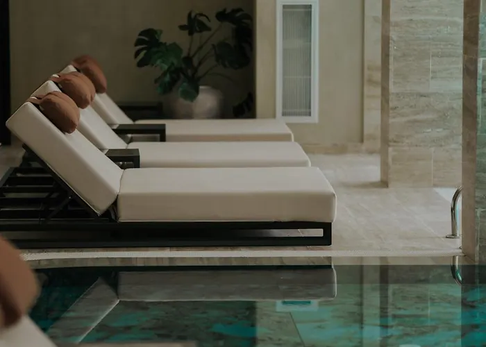 Flower & Golem (Tirana)