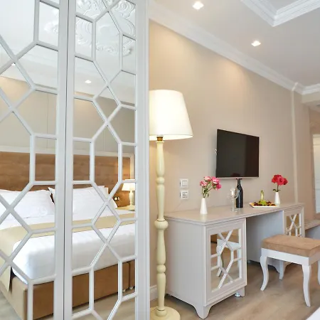 Flower & Otel Golem (Tirana)